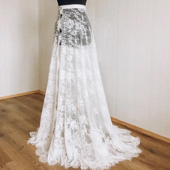 🕊 Sheer Lace Train Overskirt for Wedding - Picture 1 of 4
